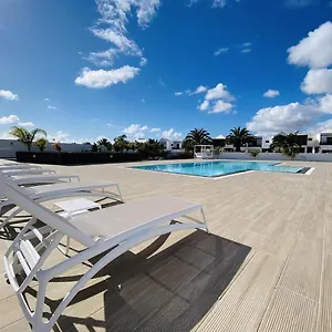 https://nuevo-vista-mar-terraza-y-piscina-costa-teguise.in-canary-islands.com